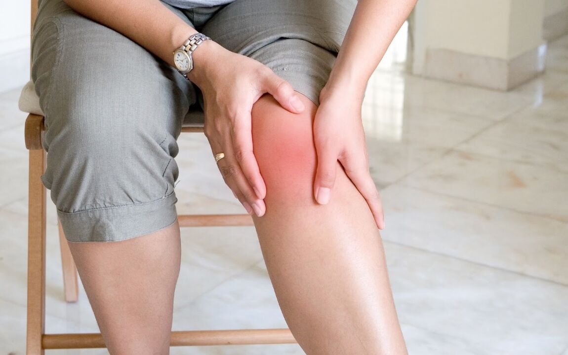 Infiammazione con arrossamento dell'articolazione del ginocchio - un segno di artrite