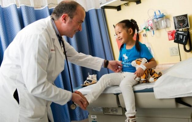 un medico visita un bambino con artrosi dell'anca