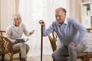 Le persone anziane sono a rischio di malattie articolari