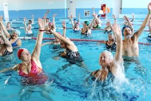 Nuotare in piscina può aiutare a fermare i danni alle articolazioni