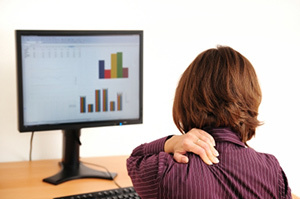 Osteocondrosi cervicale in una donna seduta al computer